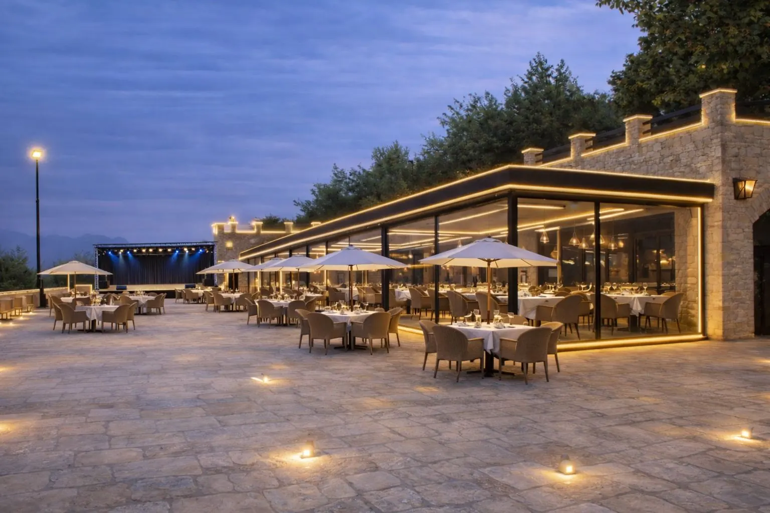 Area esterna del ristorante centrale con tavoli, palco e configurazione eventi